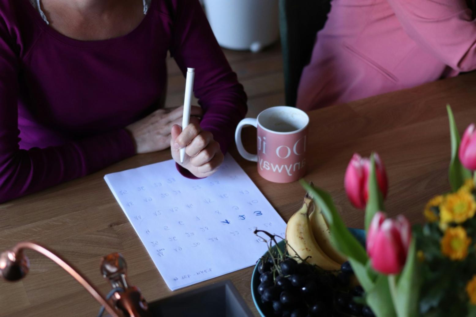 Teilnehmer während einer interaktiven Analysesitzung mit Finanzberichten