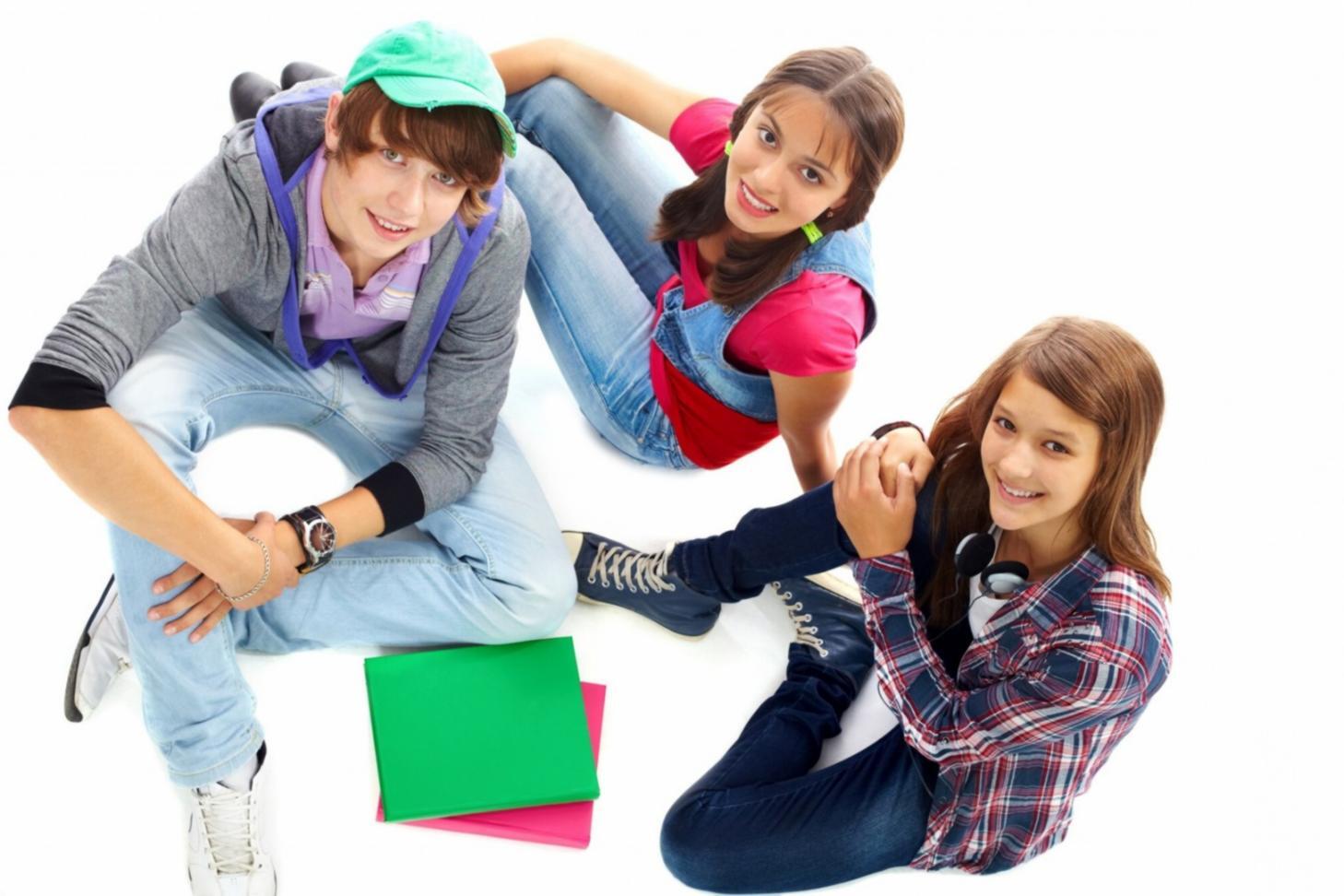 Geschäftsdokumente und Analysetools auf modernem Arbeitsplatz