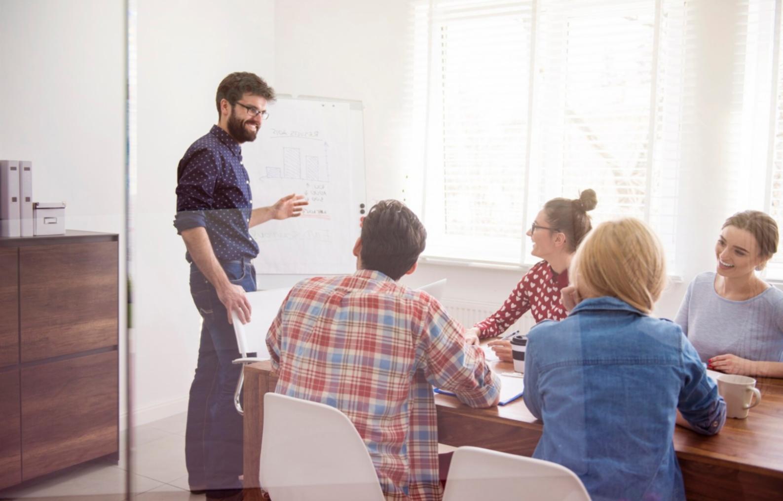 Arbeitsplatz mit Finanzanalysen und Unternehmensberichten